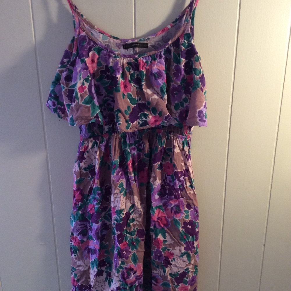 A short flower pattern dress